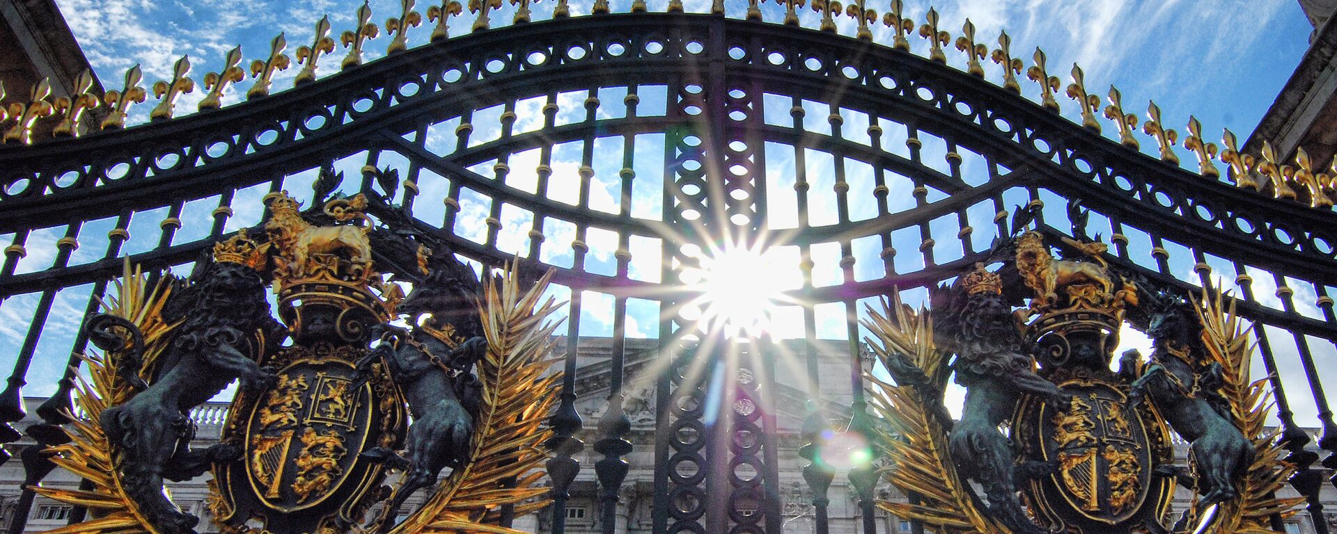 The Gates at Buckingham Palace - Sputnik Mundo, 1920, 10.04.2021