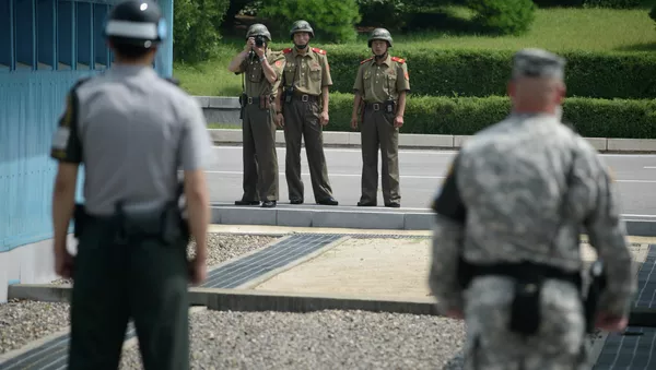 Soldados norcoreanos toman una foto de soldados de Corea del Sur y EEUU - Sputnik Mundo
