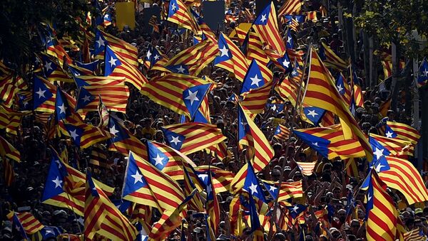 A file picture taken on September 11, 2014 shows demonstrators waving Estelada flags (Catalan independentist flags) during celebrations of the Diada (Catalonia National Day) in Barcelona. - Sputnik Mundo