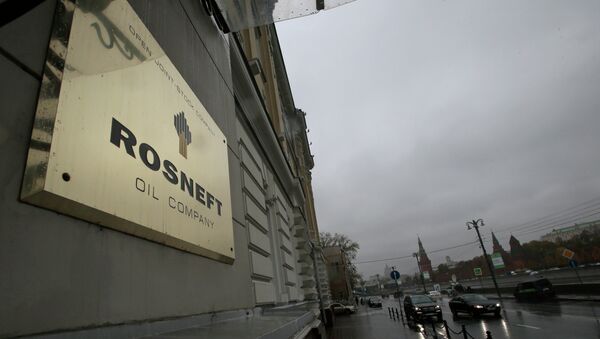 Una placa con el logo de Rosneft Una placa con el logo de Rosneft - Sputnik Mundo