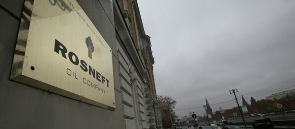 Una placa con el logo de Rosneft - Sputnik Mundo