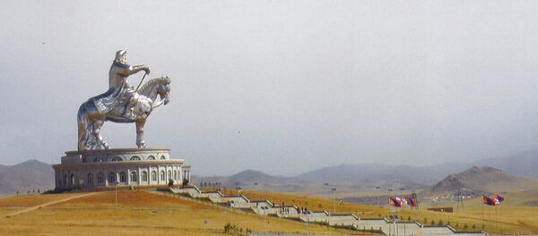 The 40-metre (131-foot) tall Genghis Khan Equestrian Statue at the Genghis Khan Statue Complex 30 miles from Ulaanbaatar, Mongolia. - Sputnik Mundo