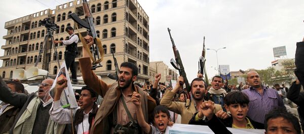Followers of the Houthi movement raise their rifles as they shout slogans during a rally against the Saudi-led coalition in Yemen's capital Sanaa, August 11, 2015 - Sputnik Mundo