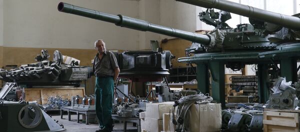 Centro de reparación del material bélico en Kiev, Ucrania - Sputnik Mundo