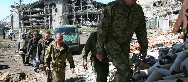 Milicianos de Donbás y representantes de Ejército de Ucrania - Sputnik Mundo