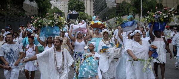Creyentes afroumbandistas llevan ofrendas para Iemanjá, la Diosa del Mar de la religión afroamericana, en Río de Janeiro, Brasil - Sputnik Mundo