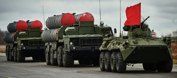 Sistemas de misiles antiaéreos S-300 y un blindado BTR-82 - Sputnik Mundo