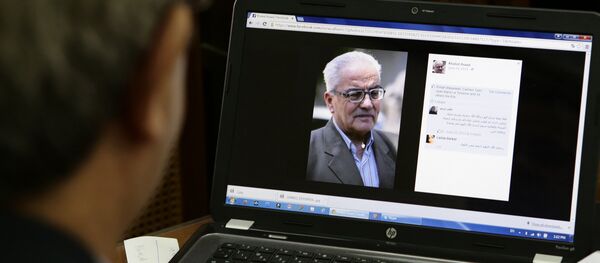 Foto del profesor Jalid Asad en la pantalla de un laptop - Sputnik Mundo
