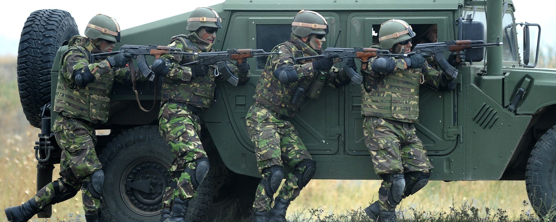 Romanian soldiers take part in a multinational NATO military exercise Agile Spirit 2015 at the Vaziani military base outside Tbilisi on July 21, 2015 - Sputnik Mundo, 1920, 02.02.2022