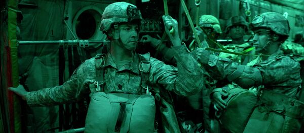 Paracaidistas estadounidenses durante las maniobras Swift Response 15 - Sputnik Mundo