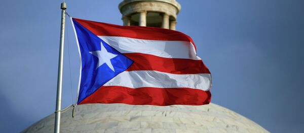 Bandera puertorriqueña y el Capitolio de Puerto Rico en San Juan - Sputnik Mundo
