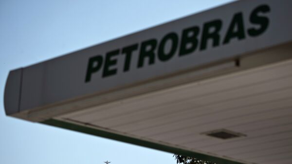 Parcial view of a Petrobras petrol station with Rio's landmark Christ the Redeemer atop Corcovado hill in the background, in Rio de Janeiro, Brazil, on August 19, 2015.  - Sputnik Mundo