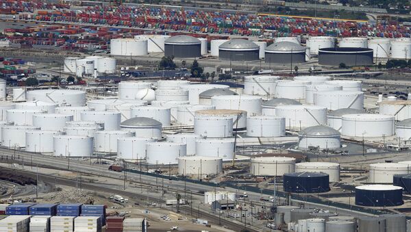 Petroleum storage tanks are viewed from the air in Carson, California August 5, 2015 - Sputnik Mundo