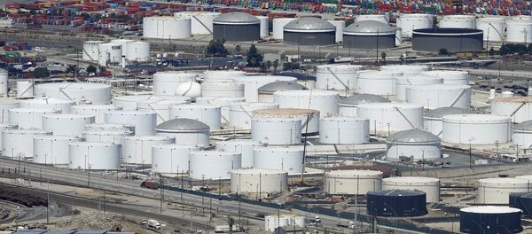 Petroleum storage tanks are viewed from the air in Carson, California August 5, 2015 Petroleum storage tanks are viewed from the air in Carson, California August 5, 2015 - Sputnik Mundo