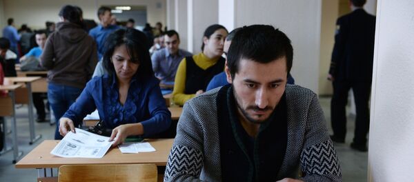 Inmigrantes esperan un examen de evalución en una oficina de Servicio Federal de Migración de Rusia - Sputnik Mundo