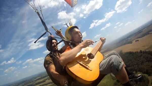 Actuación musical en parapente - Sputnik Mundo