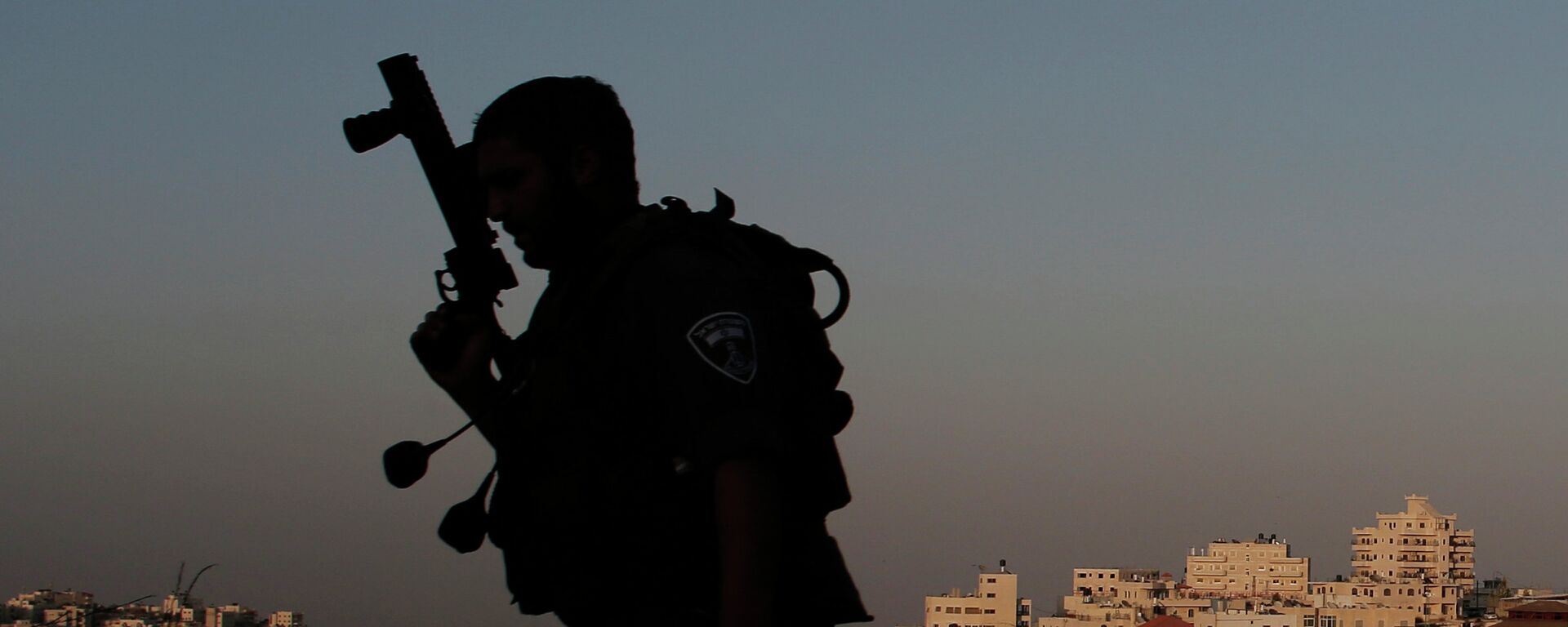 An Israeli border guard patrols in the east Jerusalem Arab neighbourhood of Issawiya on August 19, 2015 An Israeli border guard patrols in the east Jerusalem Arab neighbourhood of Issawiya on August 19, 2015 - Sputnik Mundo, 1920, 27.06.2022
