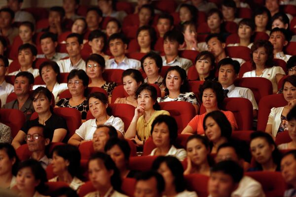 Spectators watch a performance by Slovenian rock band Laibach at a theater in Pyongyang, North Korea, Wednesday, Aug. 19, 2015 - Sputnik Mundo
