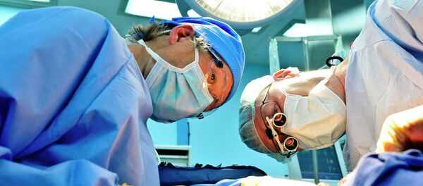 Doctores durante una operación Doctores durante una operación - Sputnik Mundo