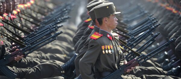 Soldados norcoreanos durante un desfile militar - Sputnik Mundo