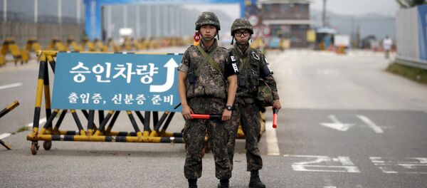 Южнокорейские солдаты стоят на контрольно-пропускном пункте разделяющей две Кореи в Пхаджу - Sputnik Mundo