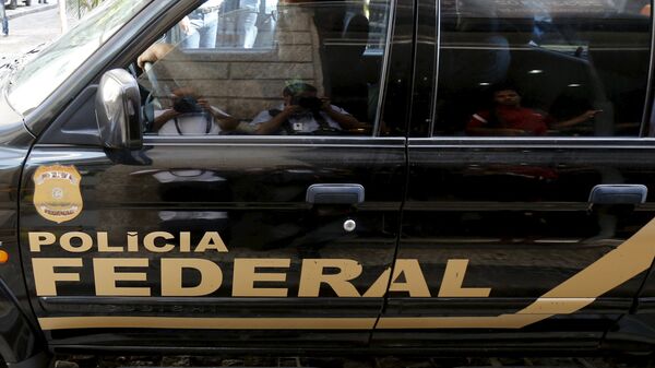 federal police car leave the headquarters of Eletrobras' Eletronuclear division in Rio de Janeiro, Brazil, July 28, 2015 - Sputnik Mundo