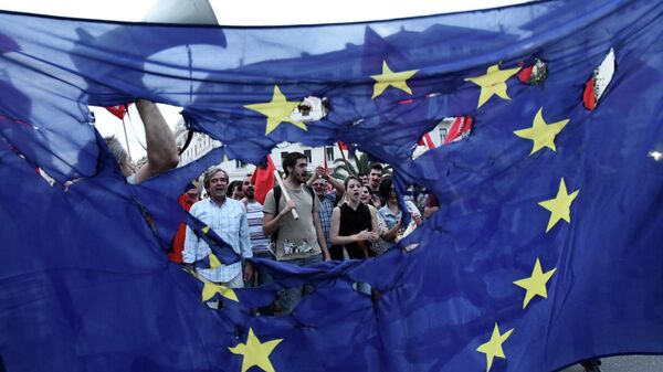 Members of left wing parties burn a European Union flag during a protest in the northern Greek port city of Thessaloniki, Sunday, June 28, 2015. - Sputnik Mundo