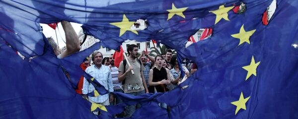 Members of left wing parties burn a European Union flag during a protest in the northern Greek port city of Thessaloniki, Sunday, June 28, 2015. Members of left wing parties burn a European Union flag during a protest in the northern Greek port city of Thessaloniki, Sunday, June 28, 2015. - Sputnik Mundo