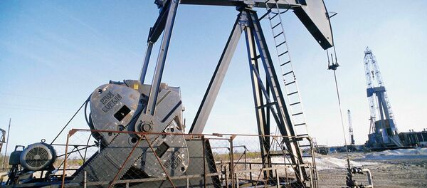 The prices of West Texas Intermediate (WTI), the US oil benchmark, and Brent crude, the global oil benchmark, hit record lows not seen since April 2009 on Tuesday. - Sputnik Mundo