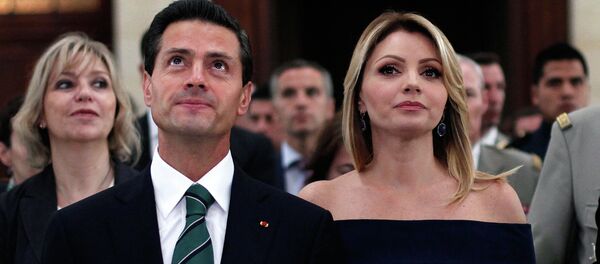 Enrique Peña con su esposa Angélica Rivera - Sputnik Mundo