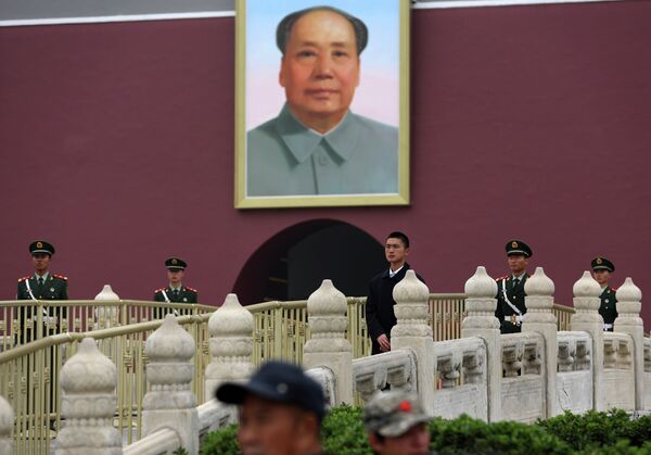 Un retrato del líder comunista chino Mao Zedong en La Puerta de Tiananmen en Pekín - Sputnik Mundo
