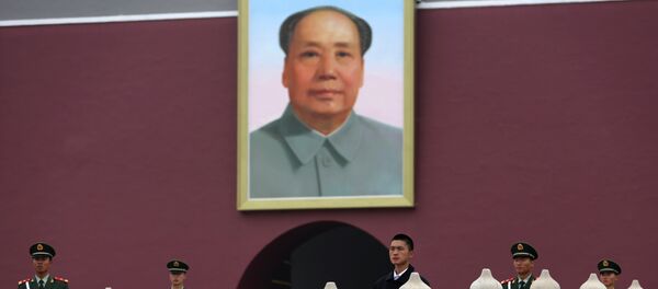 Un retrato del líder comunista chino Mao Zedong en La Puerta de Tiananmen en Pekín - Sputnik Mundo