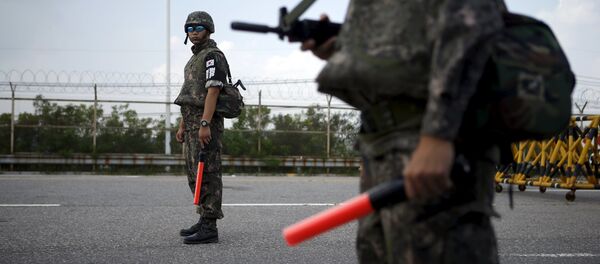 Soldados surcoreanos en el lugar de la explosión en la zona desmilitarizada - Sputnik Mundo