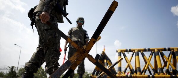 Militares surcoreanos en la zona desmilitarizada de Corea - Sputnik Mundo