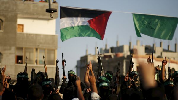 Palestinian Hamas militants take part in a military parade marking the first anniversary of the killing of Hamas's military commanders Mohammed Abu Shammala and Raed al-Attar, in Rafah in the southern Gaza Strip August 21, 2015. - Sputnik Mundo