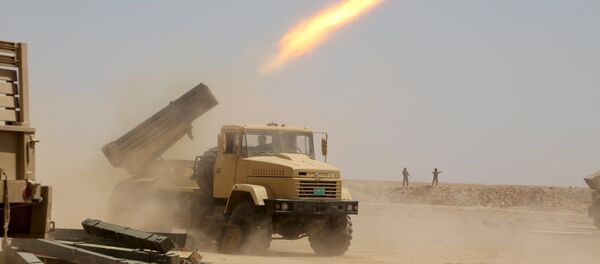 Iraqi security forces launch a rocket towards Islamic State militants on the outskirts of Anbar province, Iraq August 22, 2015 Iraqi security forces launch a rocket towards Islamic State militants on the outskirts of Anbar province, Iraq August 22, 2015 - Sputnik Mundo