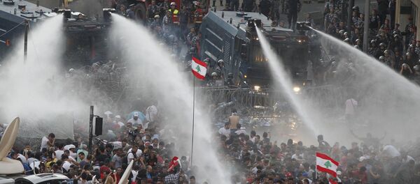 Manifestantes desafían al Gobierno libanés y bloquean las autopistas Manifestantes desafían al Gobierno libanés y bloquean las autopistas - Sputnik Mundo