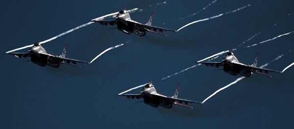 La escuadrilla “Strizhí” durante el ensayo general del programa de vuelos que se prepara para la inauguración del salón aeroespacial MAKS La escuadrilla “Strizhí” durante el ensayo general del programa de vuelos que se prepara para la inauguración del salón aeroespacial MAKS - Sputnik Mundo
