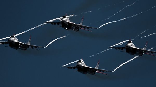 La escuadrilla “Strizhí” durante el ensayo general del programa de vuelos que se prepara para la inauguración del salón aeroespacial MAKS La escuadrilla “Strizhí” durante el ensayo general del programa de vuelos que se prepara para la inauguración del salón aeroespacial MAKS - Sputnik Mundo
