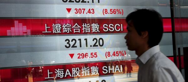 Pantalla con los índices bursátiles chinos en Hong Kong - Sputnik Mundo