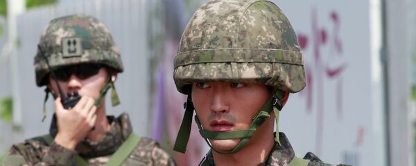 Soldados surcoreanos estan de guardia cerca de la zona desmilitarizada, el 23 de agosto, 2015 - Sputnik Mundo