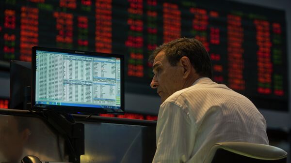 A system operator at Sao Paulo's Stock Exchange (Bovespa) looks at a monitor, in Sao Paulo, Brazil, on October 2, 2013. - Sputnik Mundo