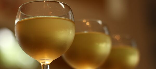 Unas copas de vino blanco - Sputnik Mundo