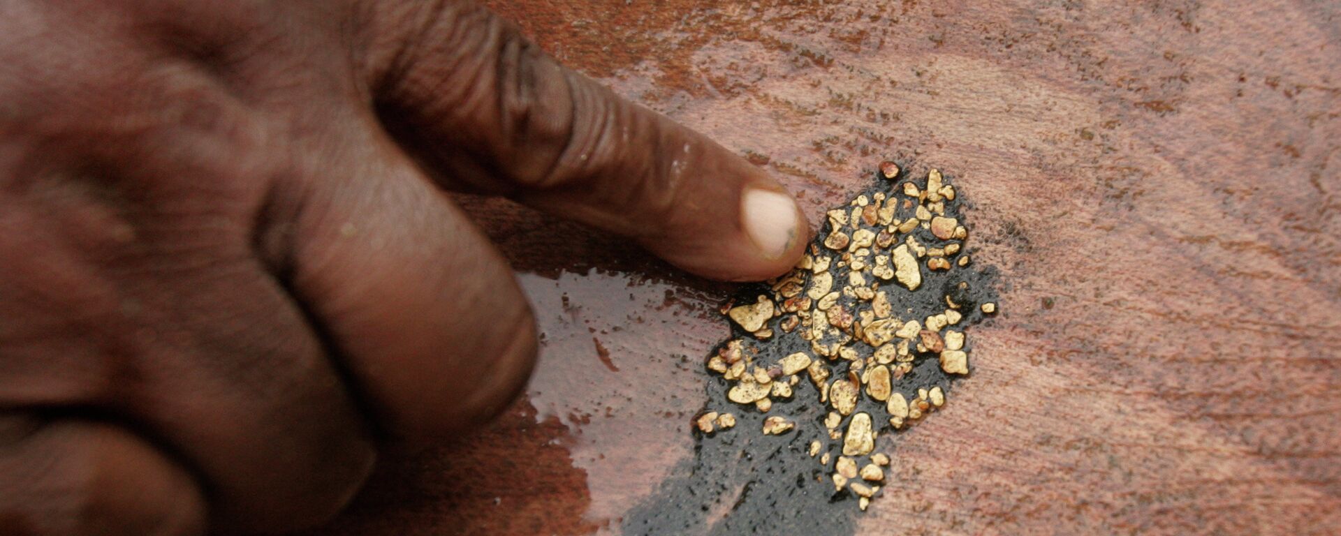 A gold miner points to gold he found in the Dagua River in Zaragoza, Colombia, Wednesday, July 8, 2009 - Sputnik Mundo, 1920, 25.11.2024