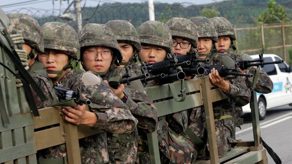 Militares surcoreanos en la zona desmilitarizada de Corea (archivo) - Sputnik Mundo