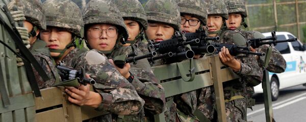 Militares surcoreanos en la zona desmilitarizada de Corea - Sputnik Mundo