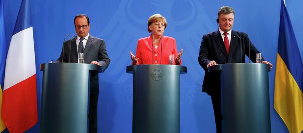 German Chancellor Angela Merkel, French President Francois Hollande (L) and Ukrainian President Petro Poroshenko speak to media after their meeting in the Chancellery in Berlin, Germany, August 24, 2015 - Sputnik Mundo
