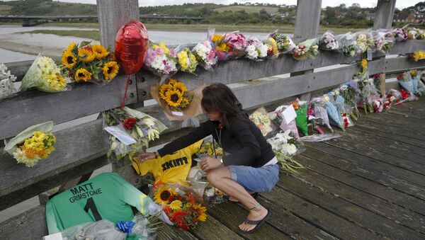 Flores en el lugar de accidente de bombardero Hawker Hunter en Brighton, Reino Unido - Sputnik Mundo