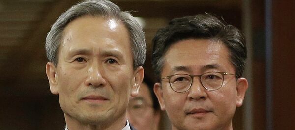 Kim Kwan-jin, jefe del equipo negociador surcoreano (izda,) Kim Kwan-jin, jefe del equipo negociador surcoreano (izda,) - Sputnik Mundo