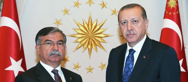 El presidente de Turquía, Recep Tayyip Erdogan, con el presidente del Parlamento turco, Ismet Yilmaz - Sputnik Mundo